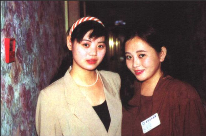 凯发k8娱乐官网版下载90年代在南方酒店担任服务员的两个姑娘右边姑娘显得更妩媚(图1)